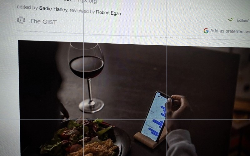 Screens dominate the dinner table, with 77.6% of parents using devices