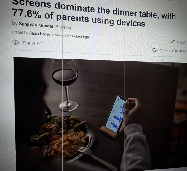 Screens dominate the dinner table, with 77.6% of parents using devices