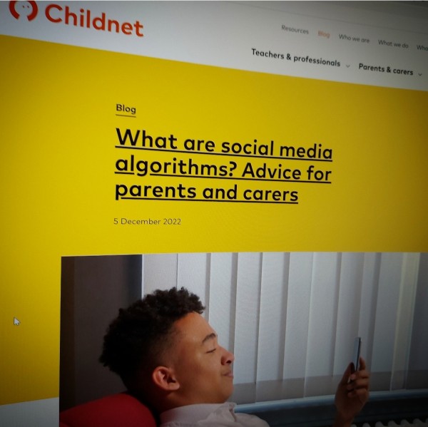 What are social media algorithms? Advice for parents and carers