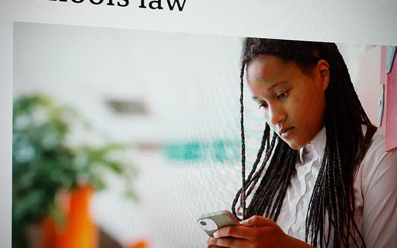 Fight begins to make mobile-free schools law